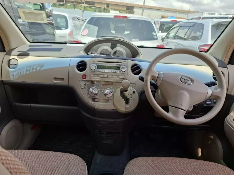 Toyota Sienta   - 2013