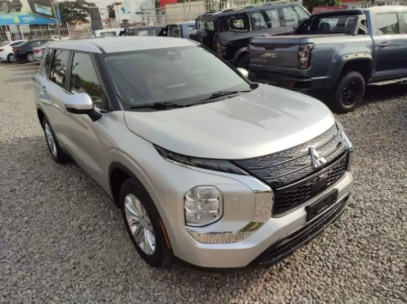 Mitsubishi Outlander   - 2022