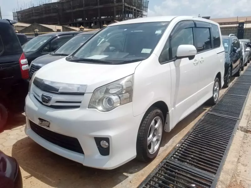 Toyota Noah   - 2012