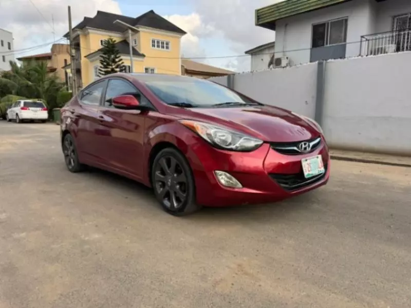Hyundai Elantra   - 2011