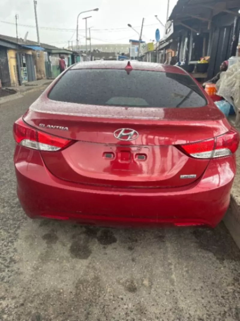 Hyundai Elantra   - 2012
