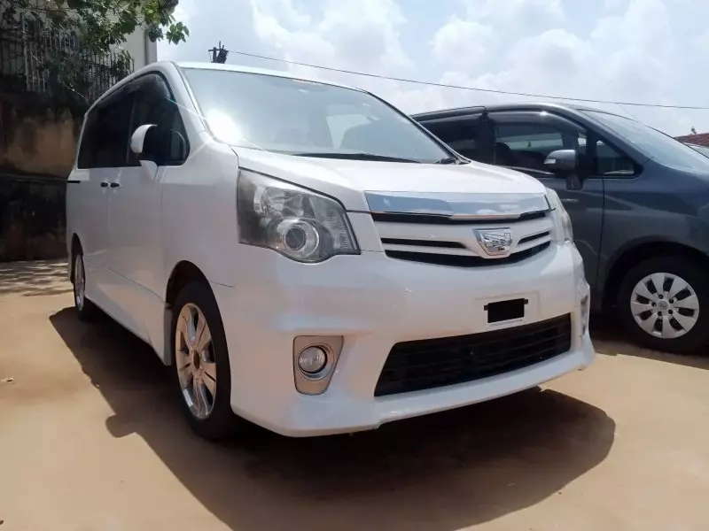 Toyota Noah   - 2012