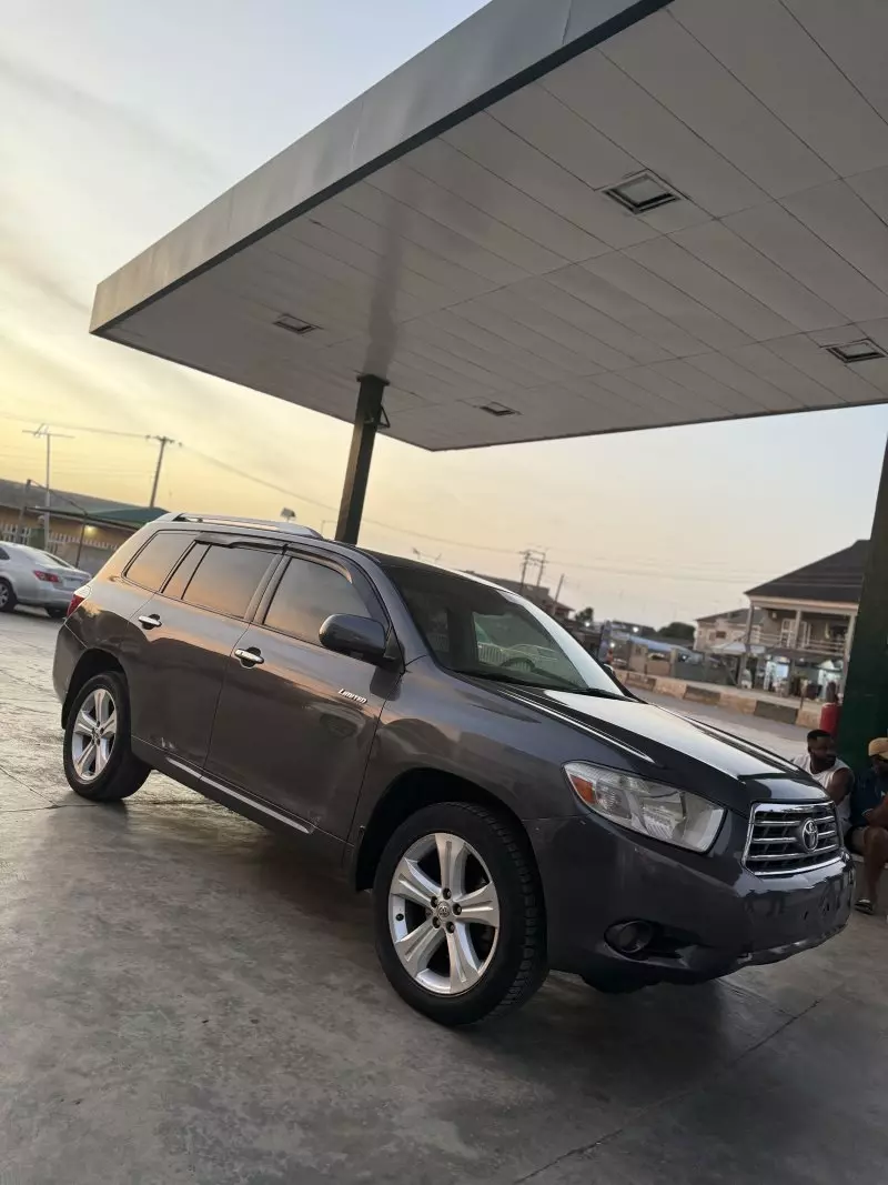 Toyota Highlander   - 2010