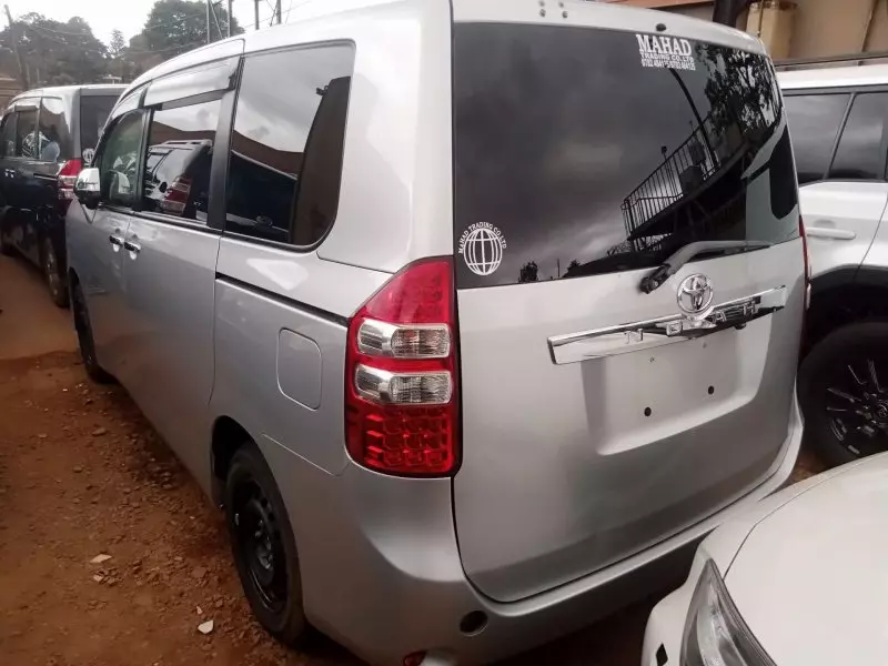 Toyota Noah   - 2012