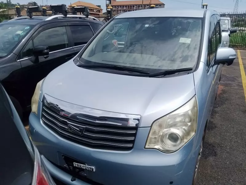 Toyota Noah   - 2012