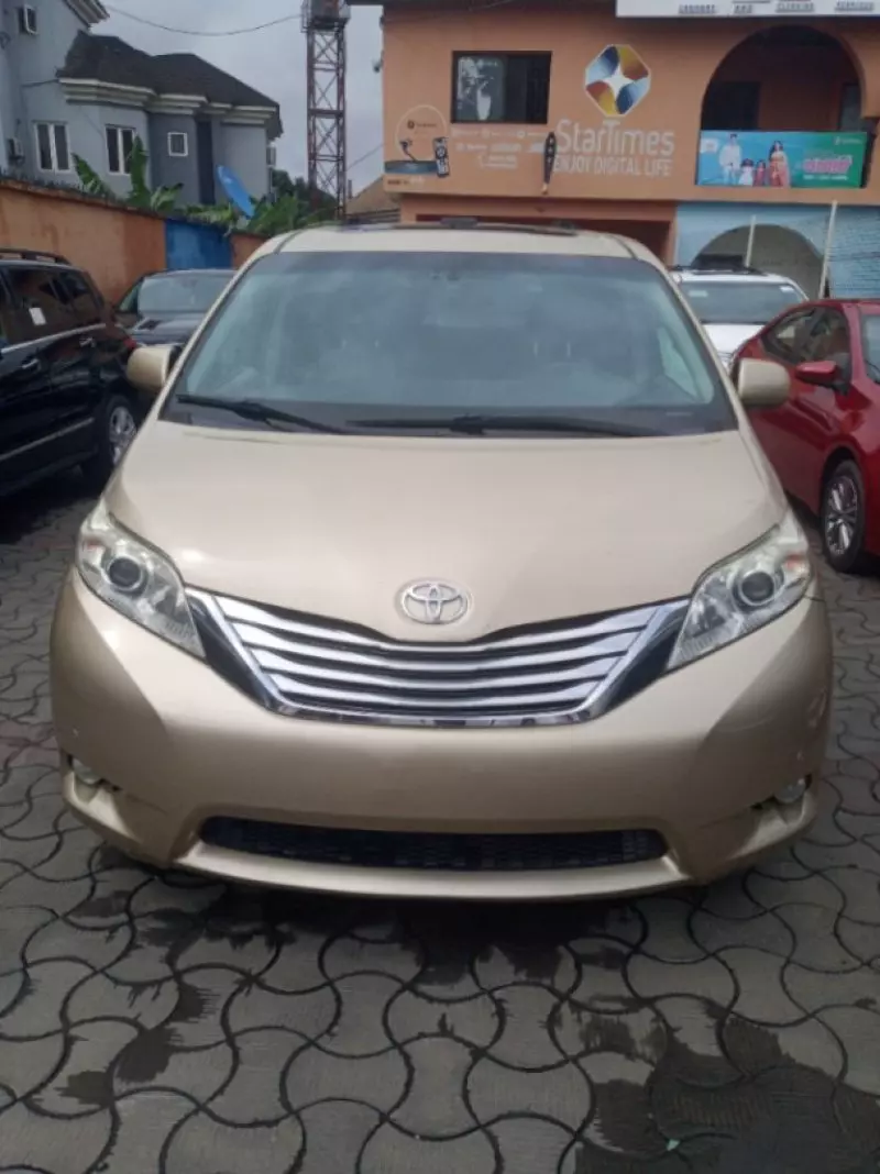 Toyota Sienna   - 2011