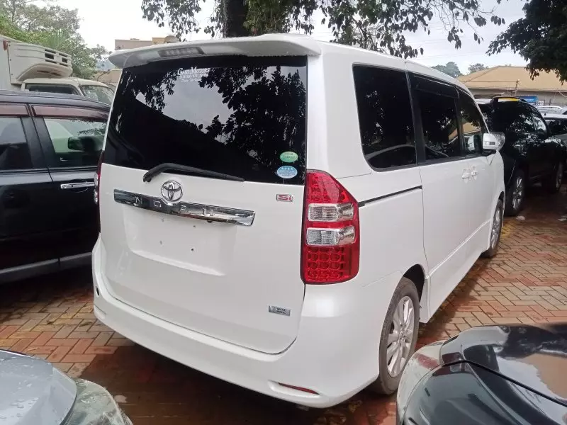 Toyota Noah   - 2012
