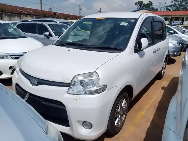Toyota Sienta   - 2012