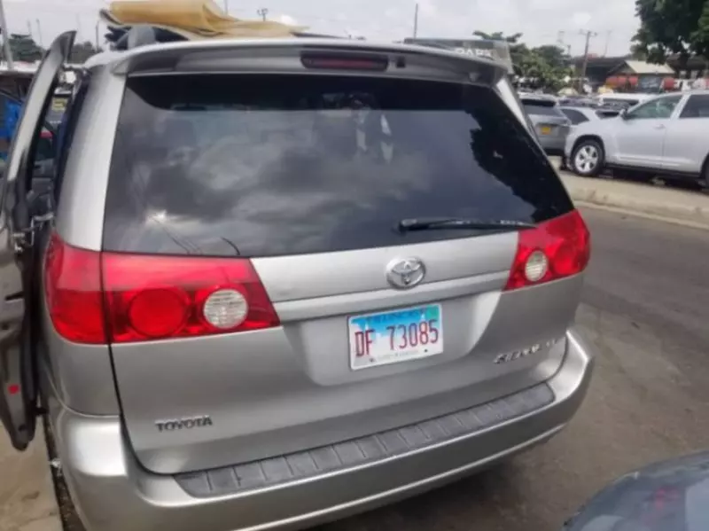 Toyota Sienna   - 2006