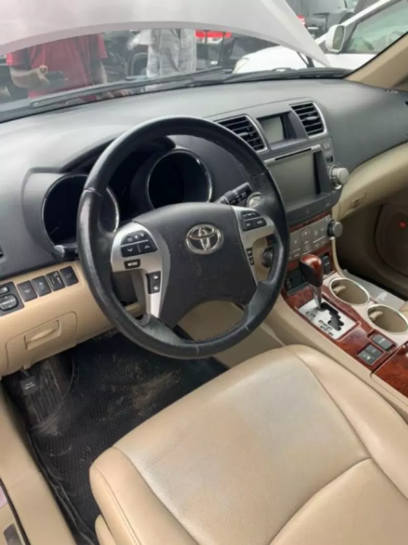 Toyota Highlander   - 2012