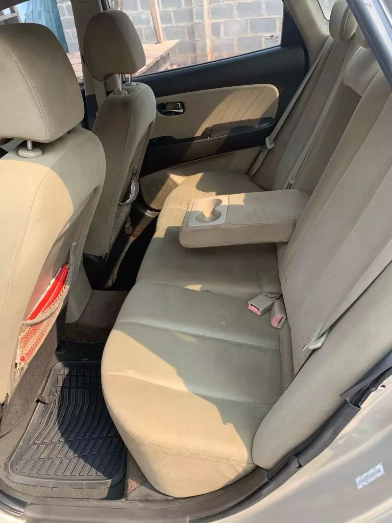 Hyundai Elantra   - 2010