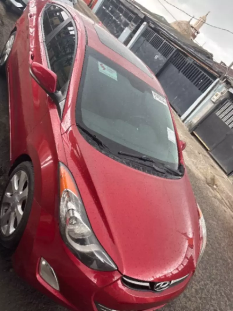 Hyundai Elantra   - 2012