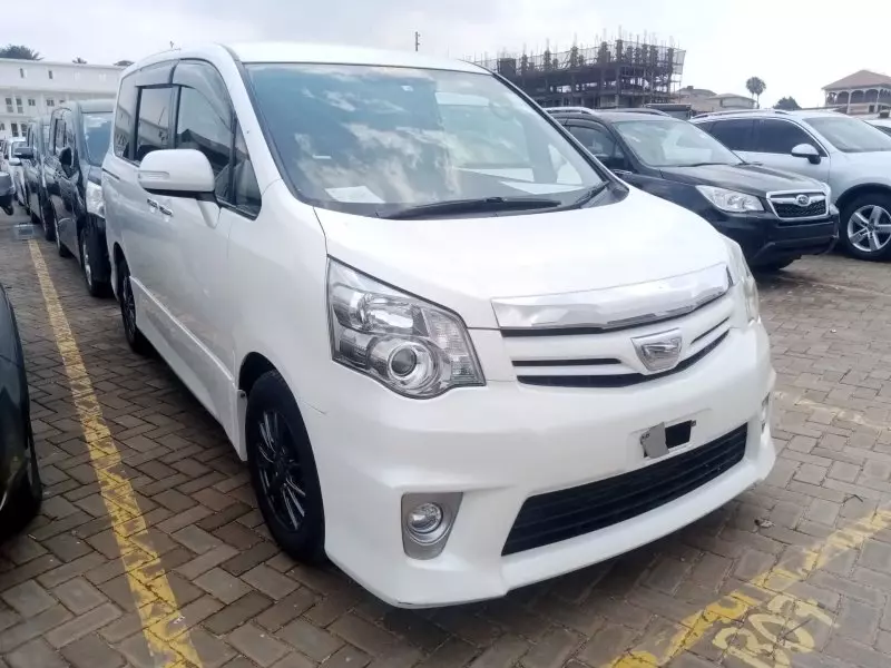 Toyota Noah   - 2012
