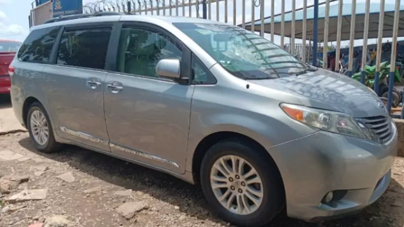 Toyota Sienna   - 2011