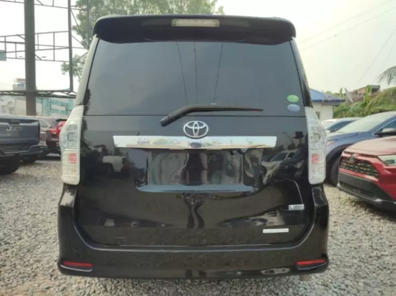 Toyota Voxy    - 2012