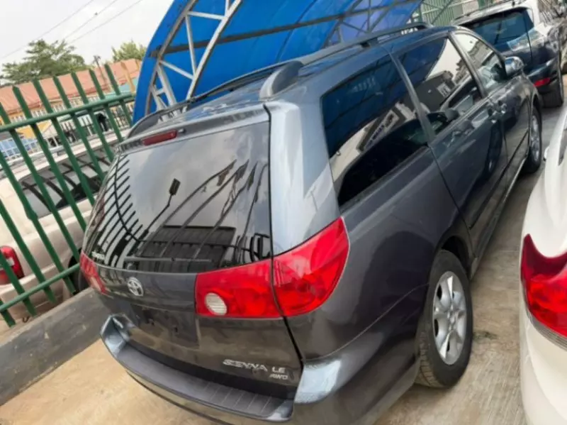 Toyota Sienna   - 2006