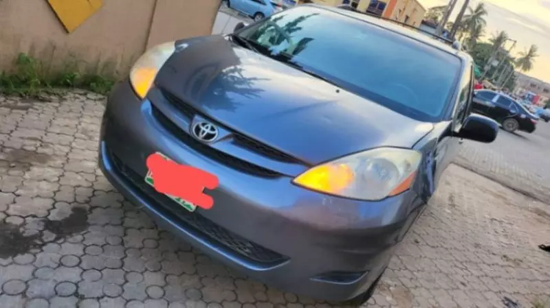 Toyota Sienna   - 2009