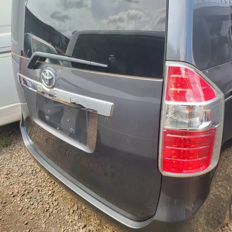 Toyota Noah   - 2009