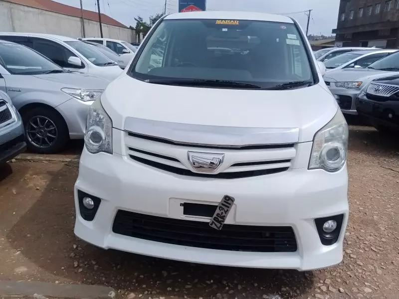 Toyota Noah   - 2012