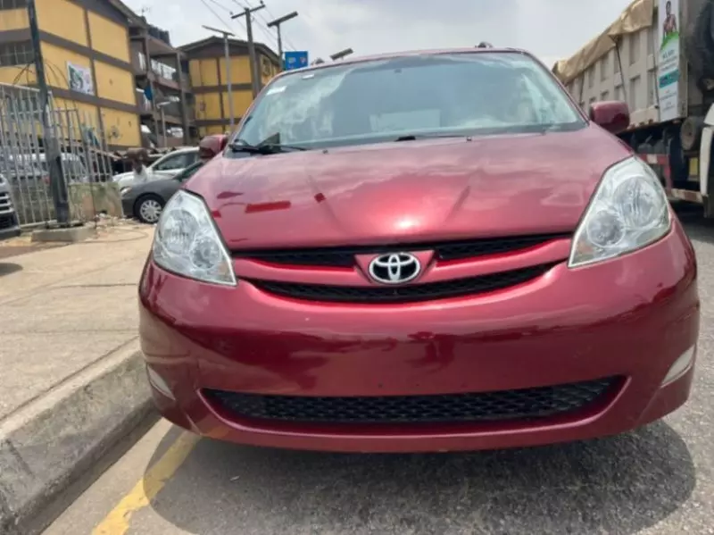 Toyota Sienna   - 2010