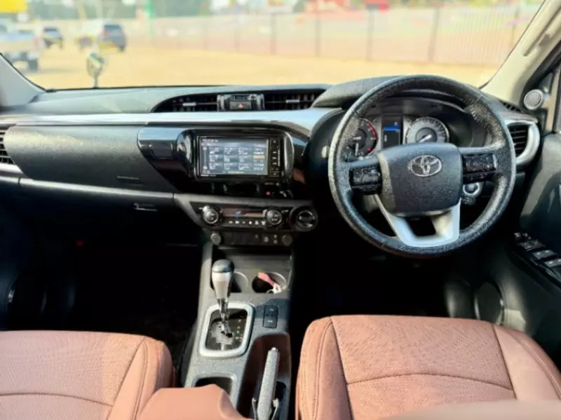 Toyota Hilux   - 2022