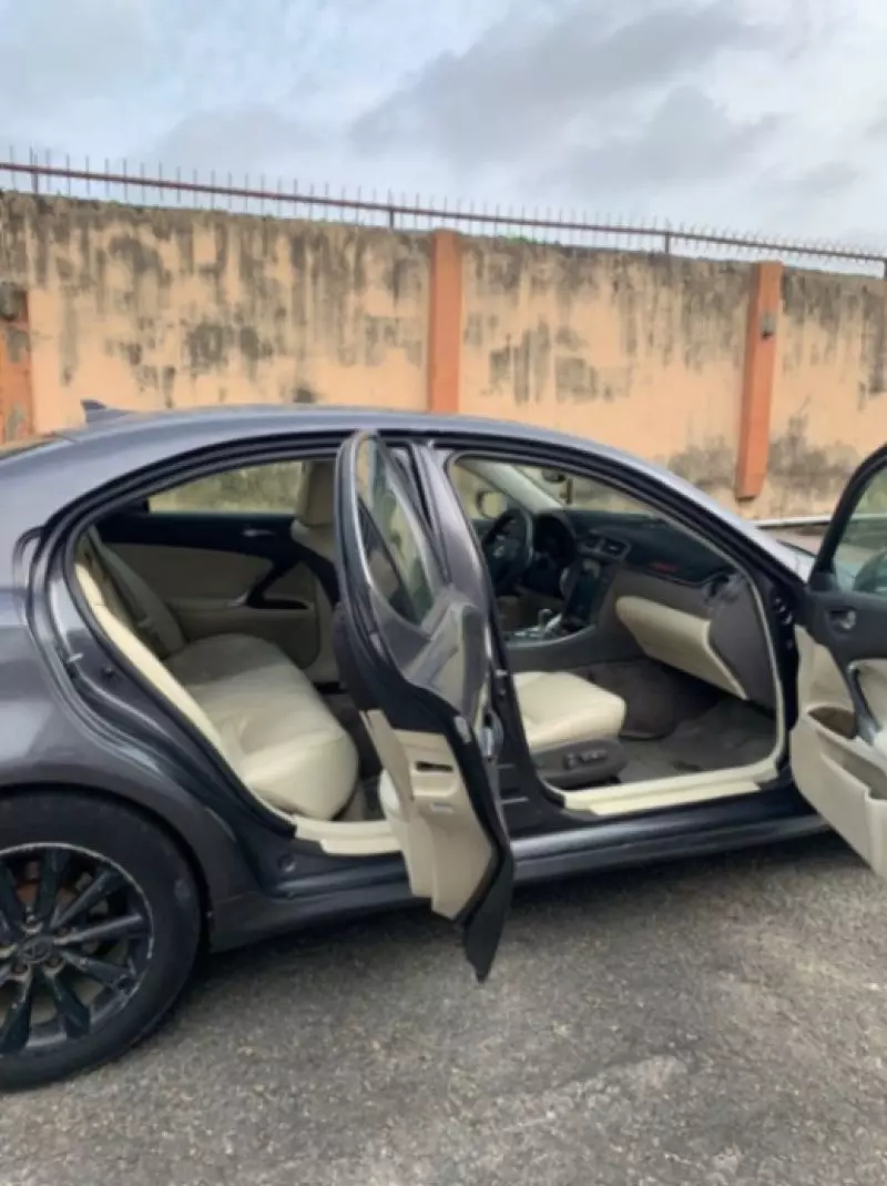 Lexus IS 250   - 2010