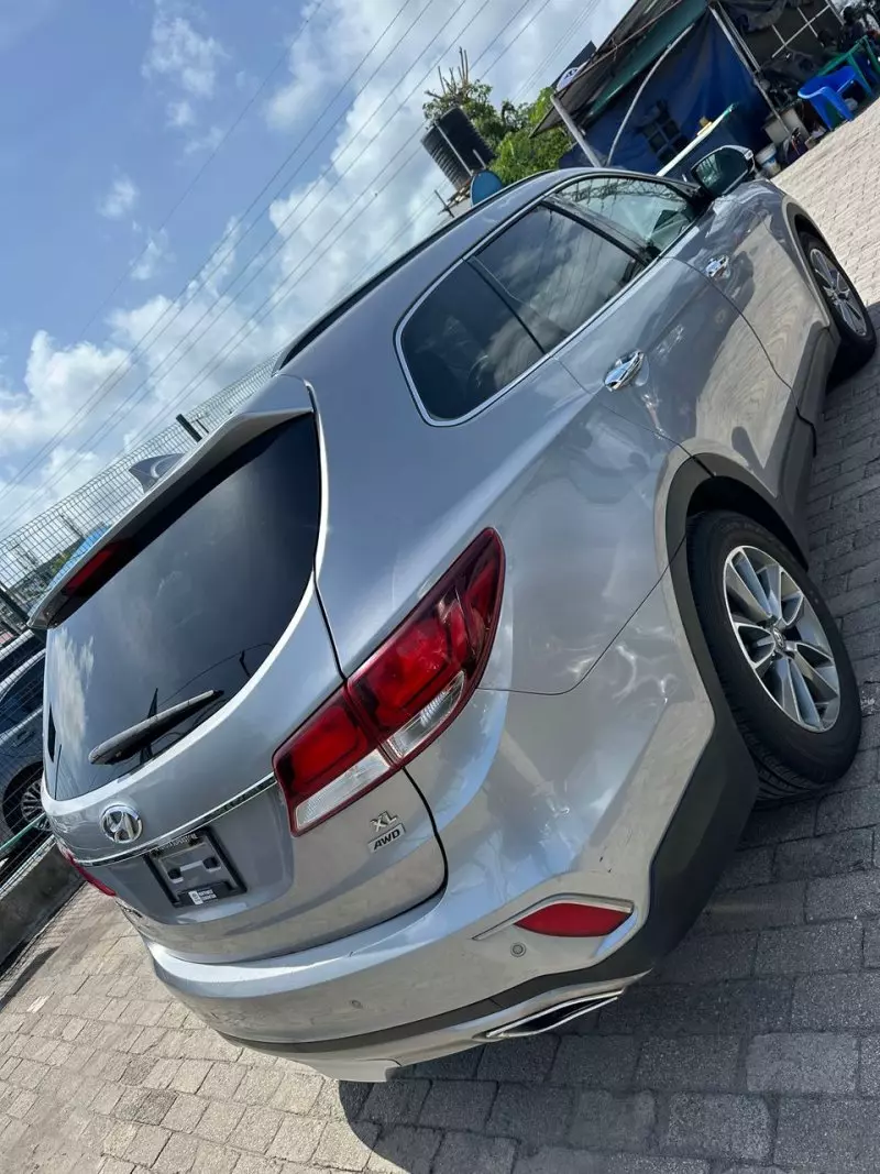 Hyundai Santa Fe   - 2017