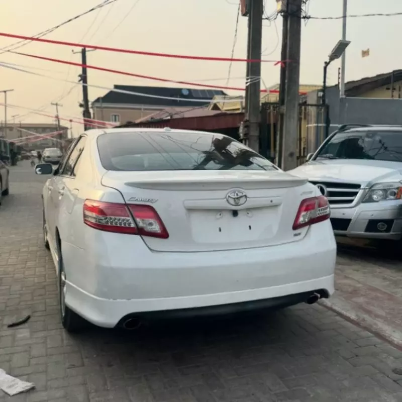 Toyota Camry   - 2011