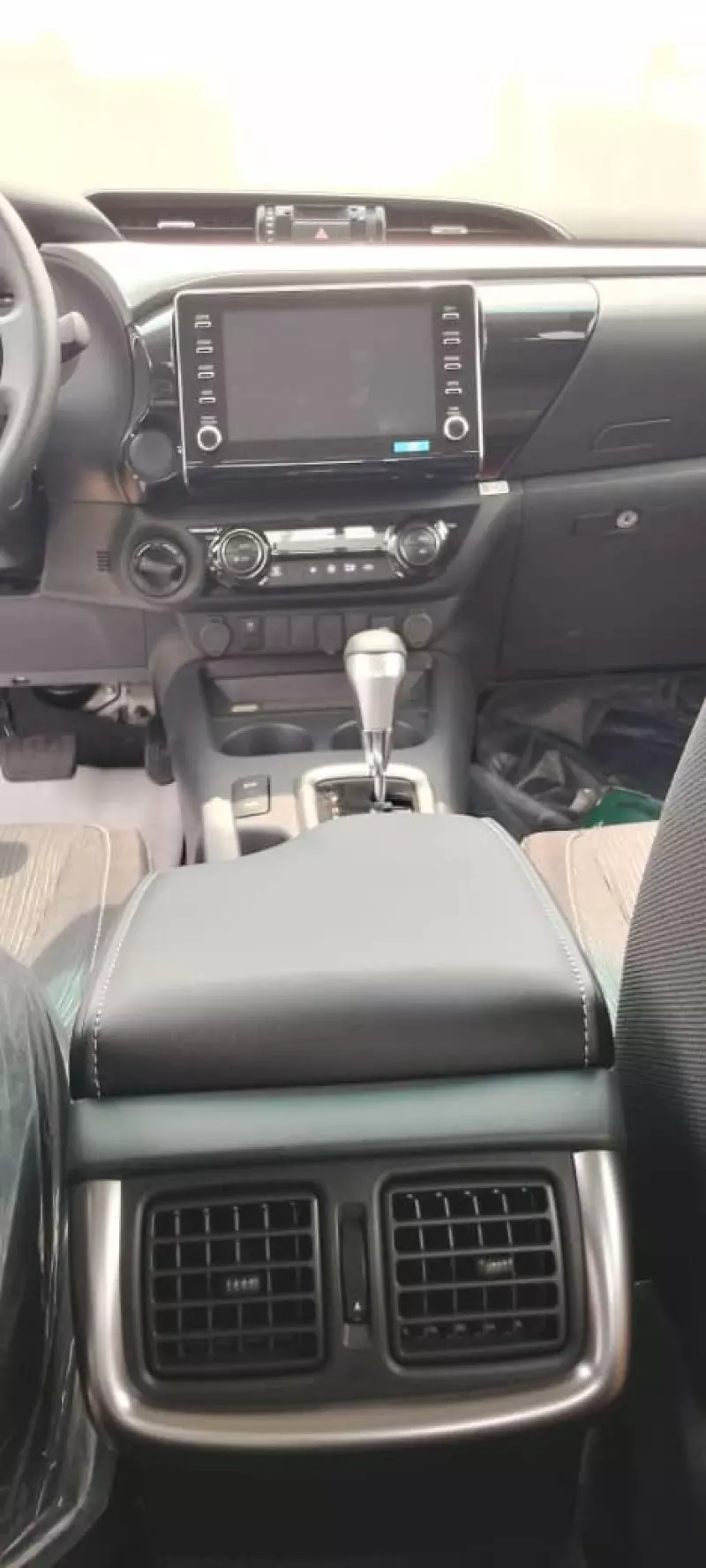 Toyota Hilux    - 2024