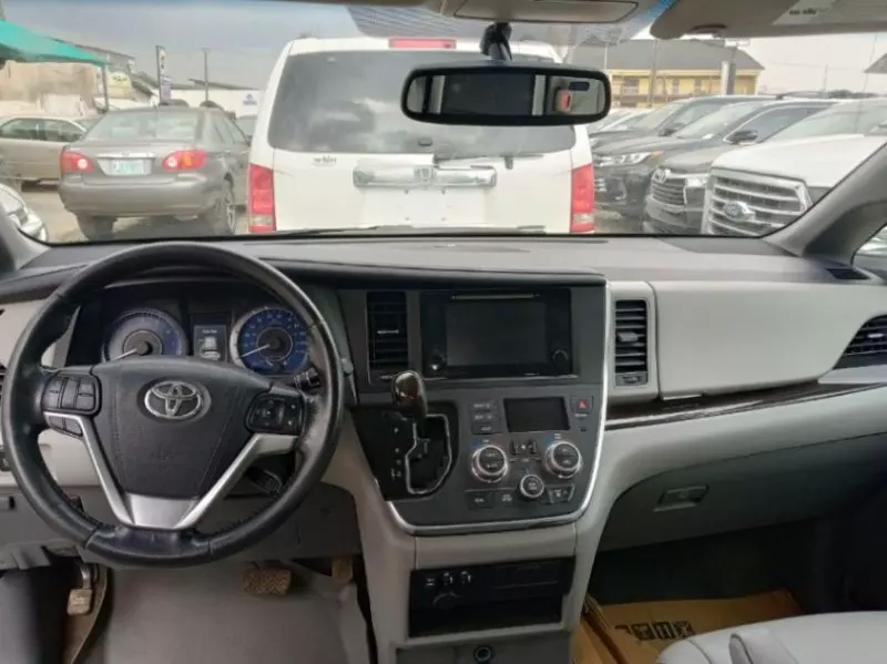 Toyota Sienna   - 2016