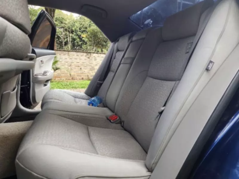 Toyota Crown Royal saloon    - 2012