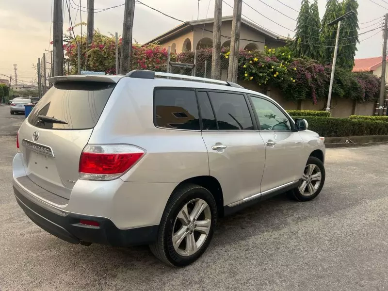 Toyota Highlander   - 2013