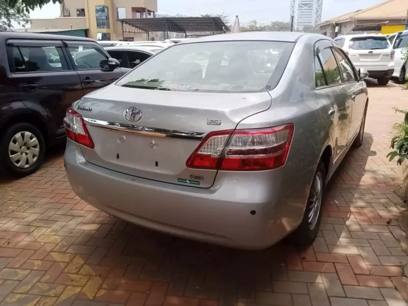 Toyota Premio    - 2012