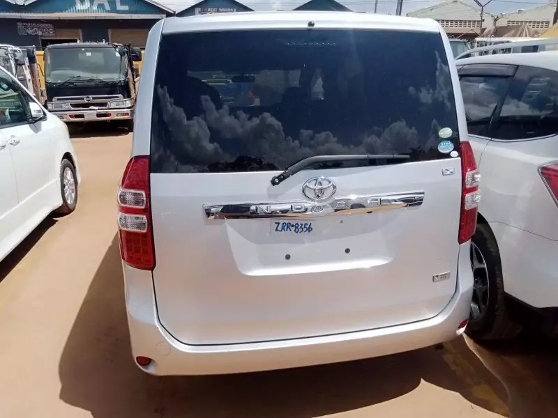 Toyota Noah   - 2012