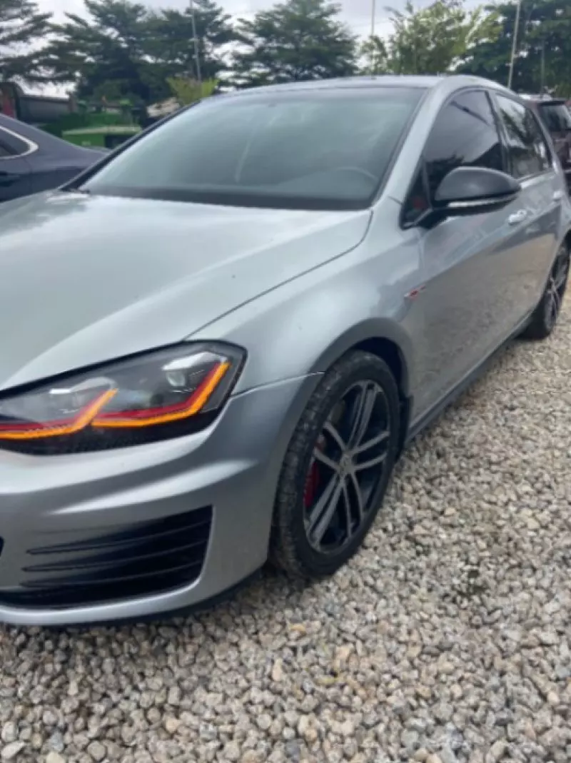 Volkswagen Golf   - 2017