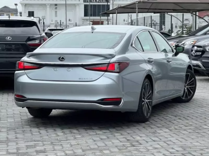 Lexus ES 350   - 2023