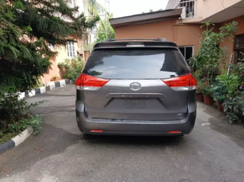 Toyota Sienna   - 2011