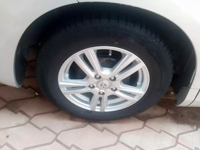 Toyota Noah   - 2012
