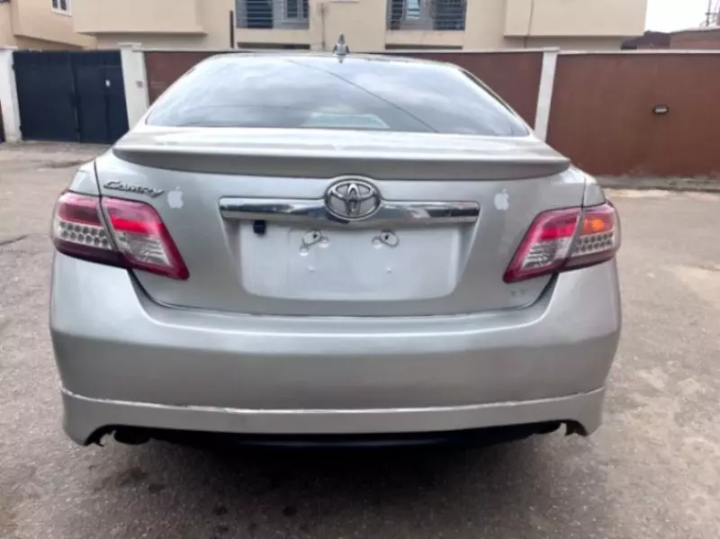 Toyota Camry   - 2010