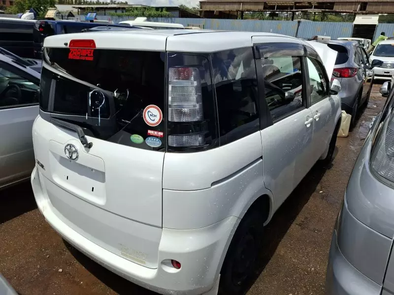 Toyota Sienta   - 2012