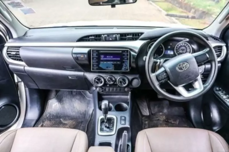 Toyota Hilux   - 2016