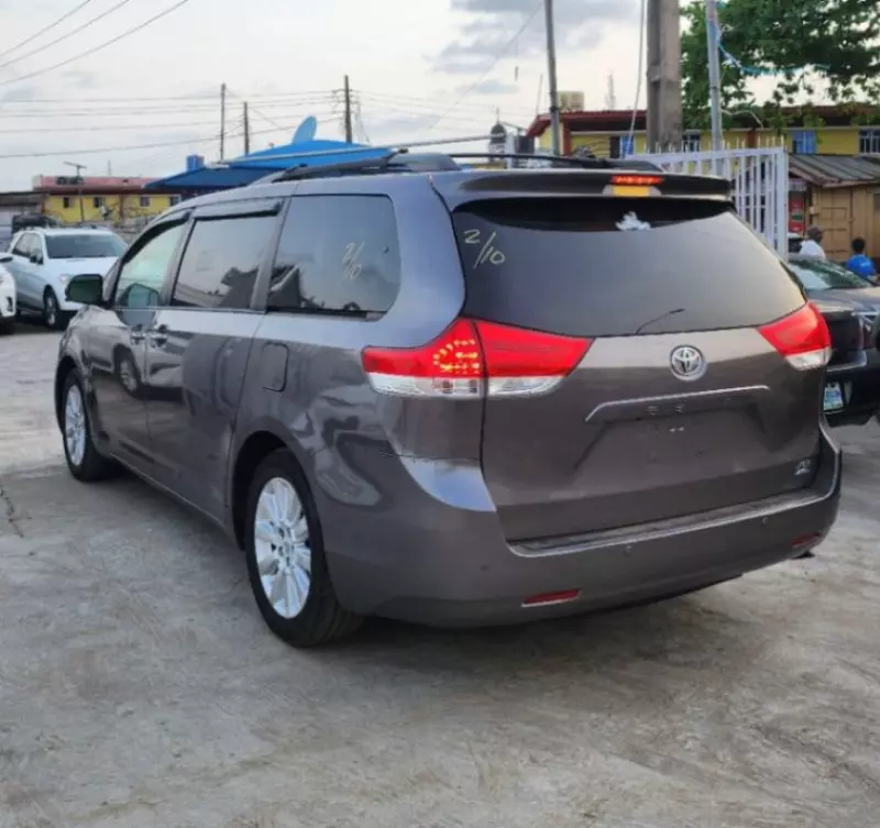Toyota Sienna   - 2013