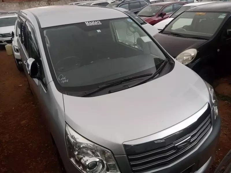 Toyota Noah   - 2012