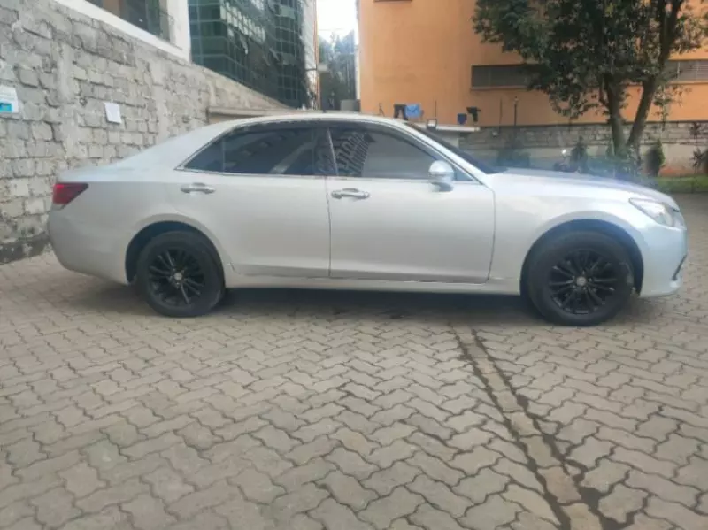 Toyota Crown   - 2014