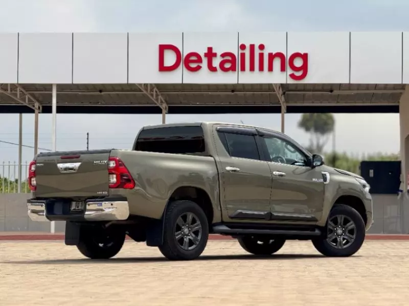Toyota Hilux    - 2021