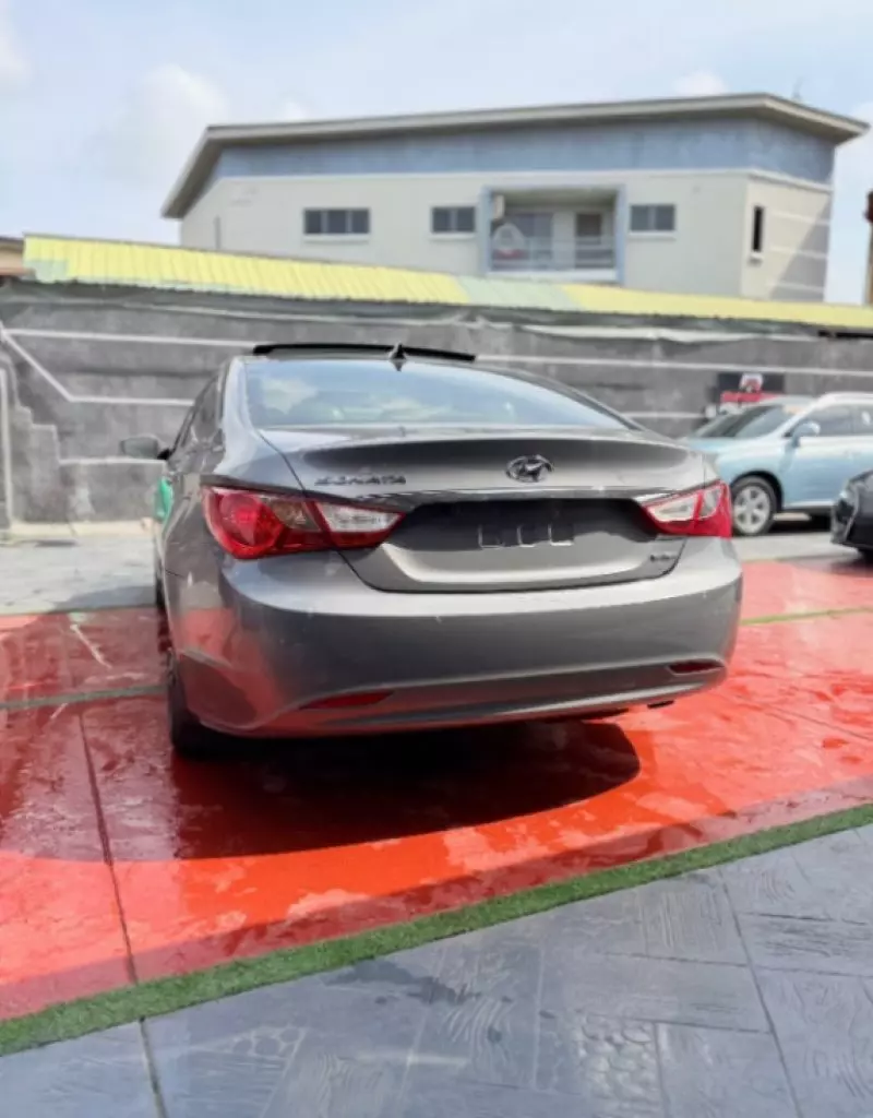 Hyundai Sonata   - 2012