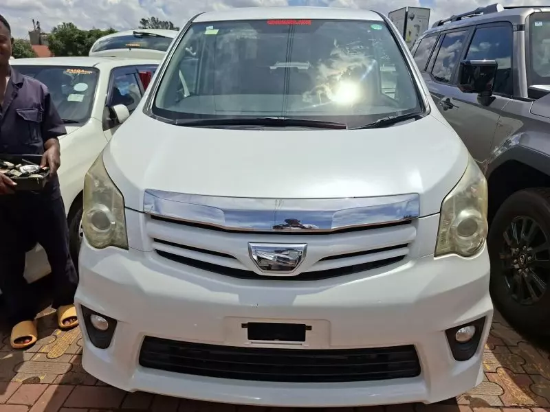 Toyota Noah - 2012