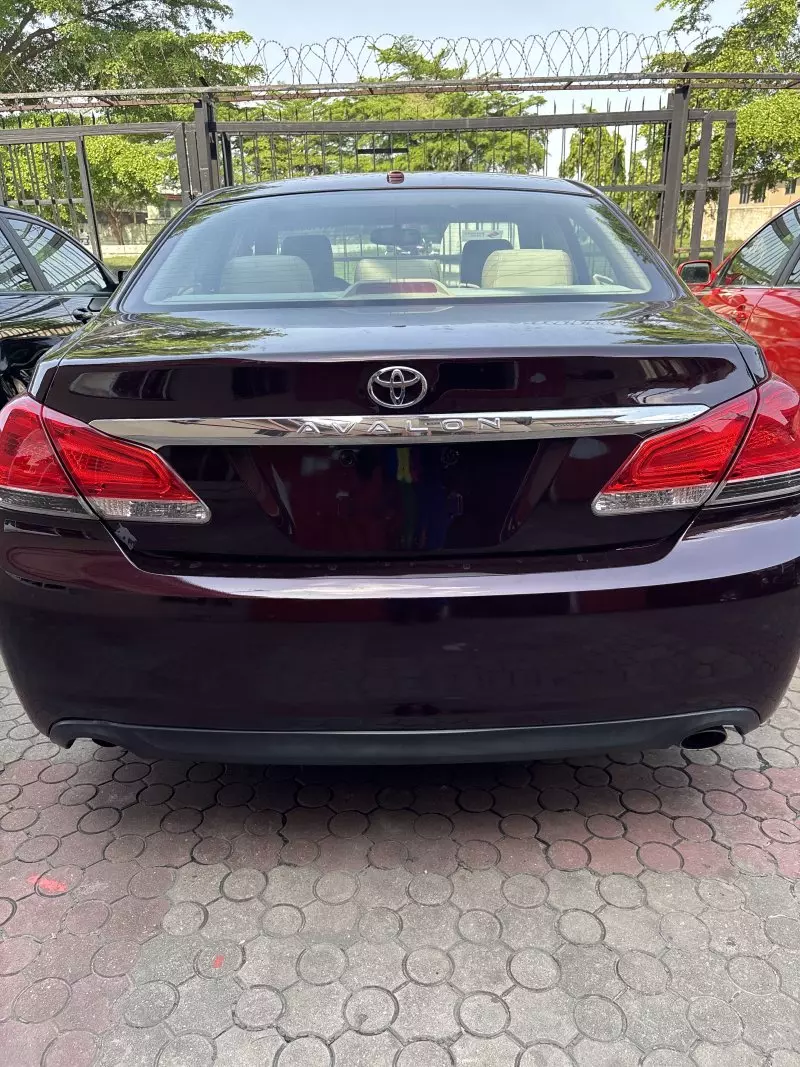 Toyota Avalon   - 2012