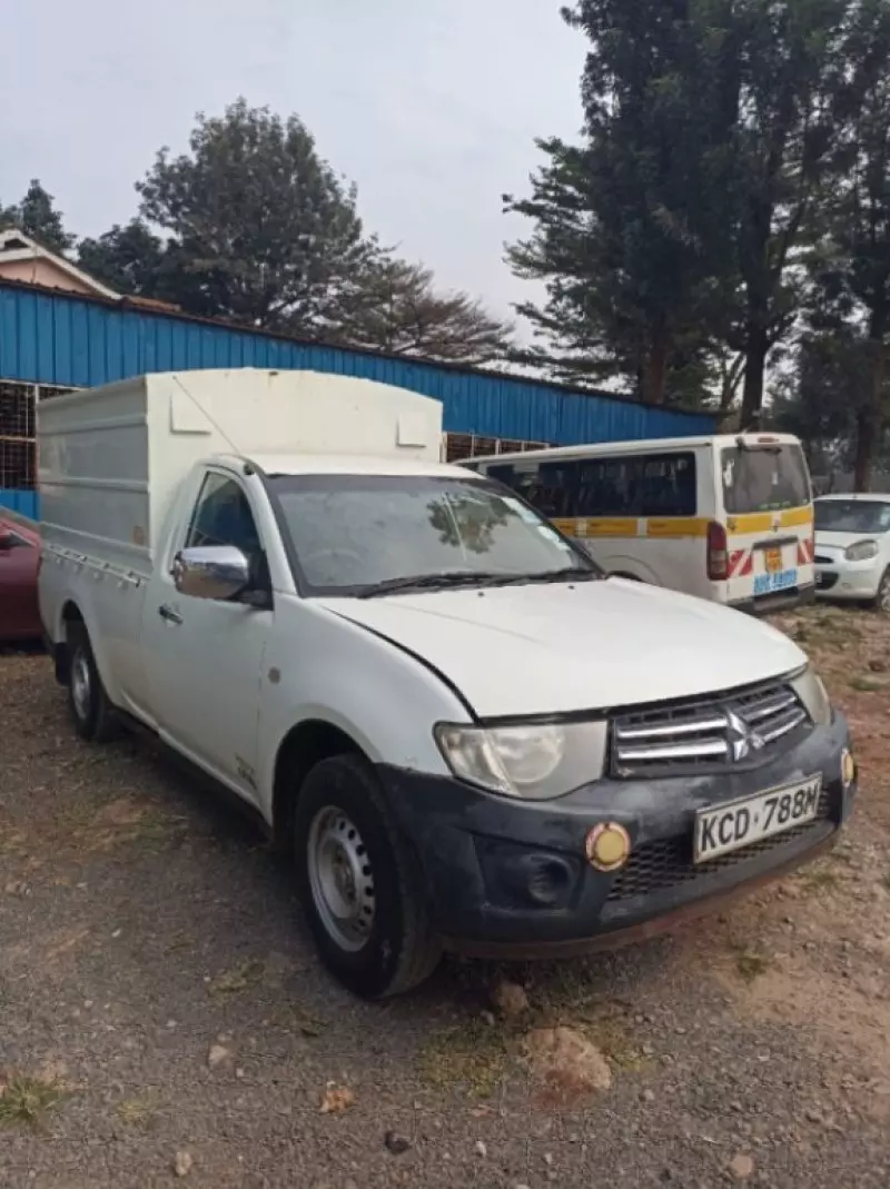 Mitsubishi L200   - 2014