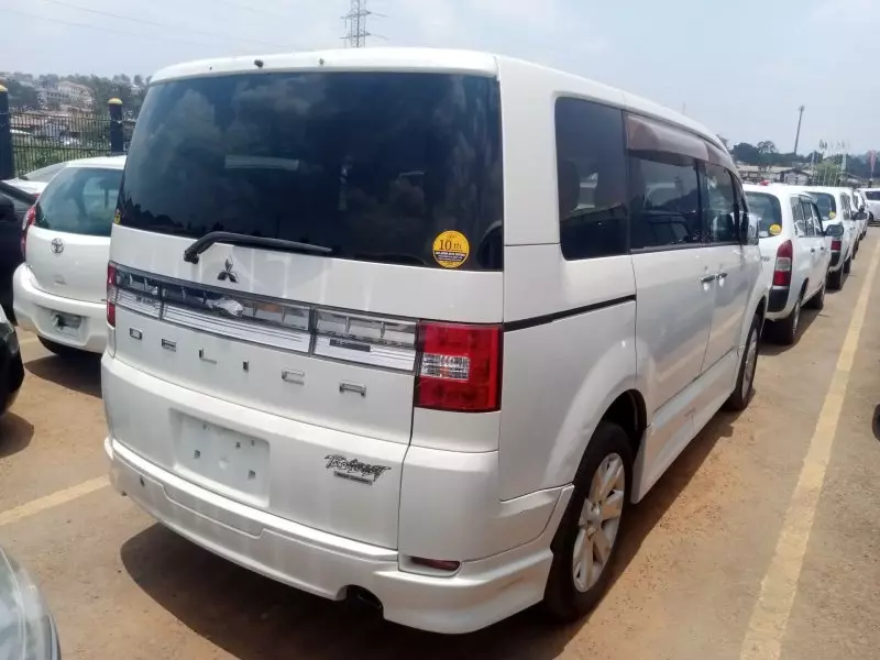 Mitsubishi Delica    - 2012